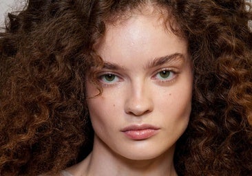 Cepillado en seco del rostro: el ritual que promete luminosidad y firmeza en un minuto